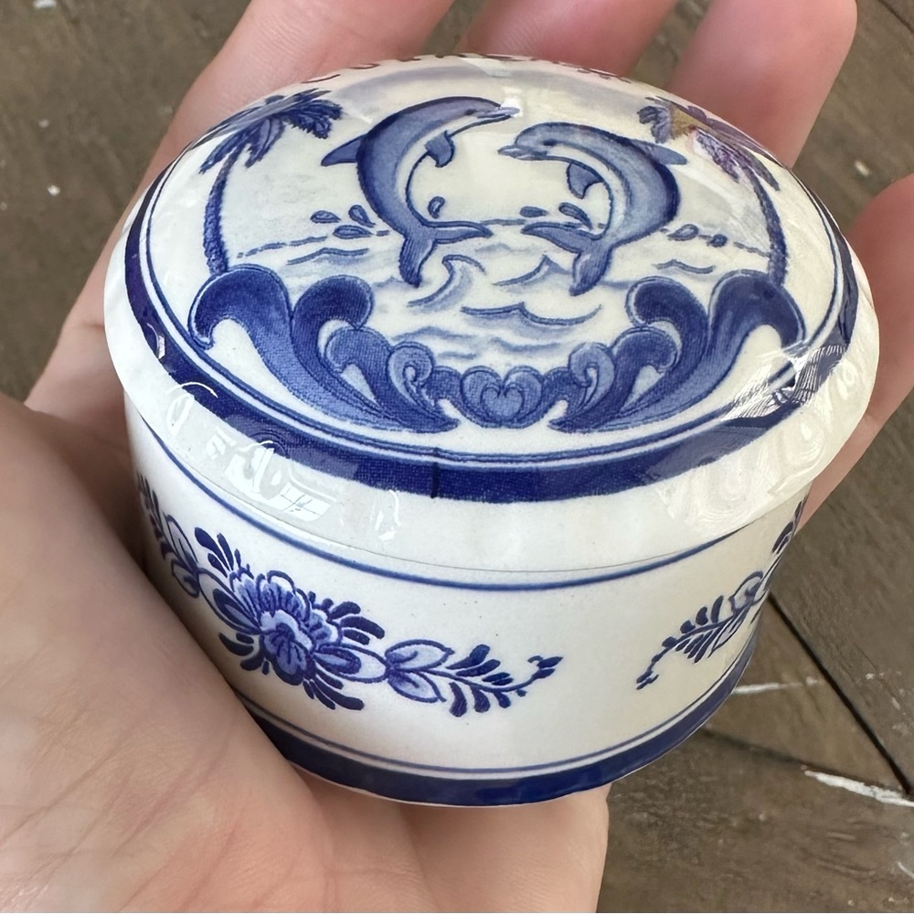 Small porcelain box/ keepsake/ jewelry box